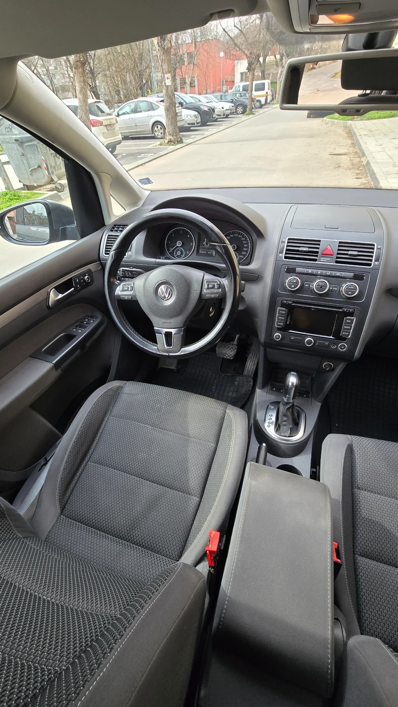 VW Touran 2.0 TDI - 150 к.с., снимка 10 - Автомобили и джипове - 56077357