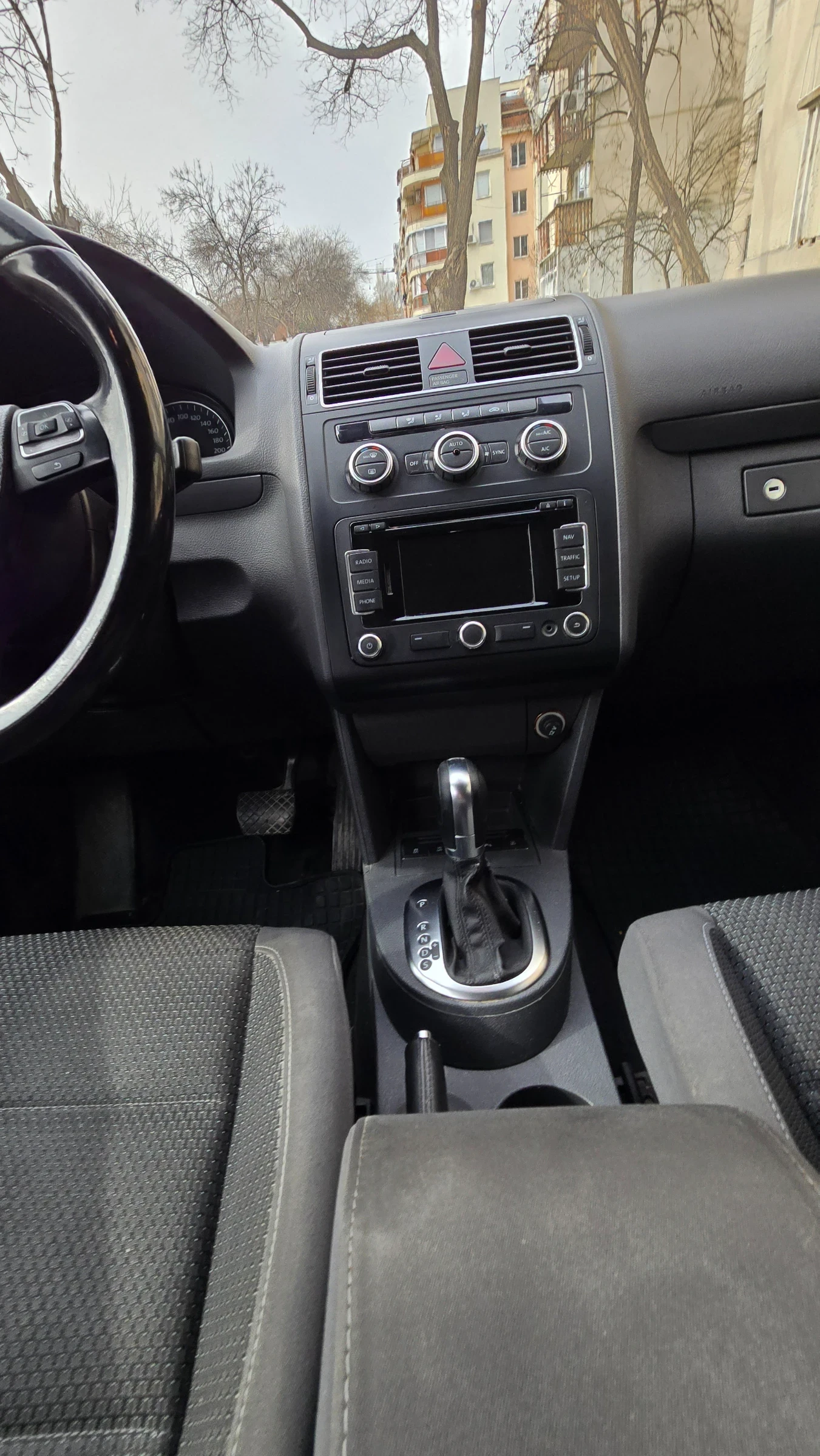 VW Touran 2.0 TDI - 150 к.с., снимка 9 - Автомобили и джипове - 56077357
