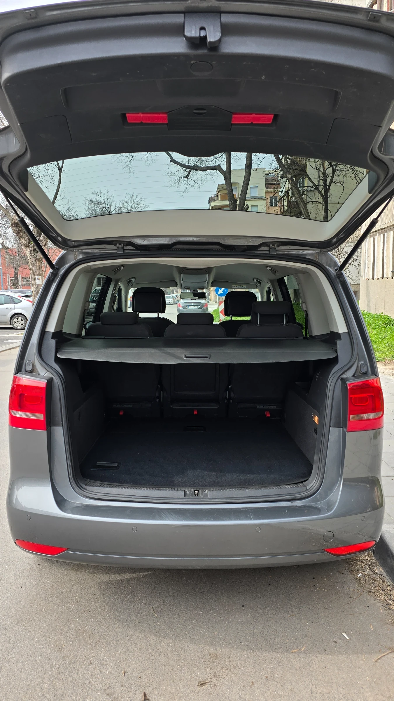VW Touran 2.0 TDI - 150 к.с., снимка 12 - Автомобили и джипове - 56077357