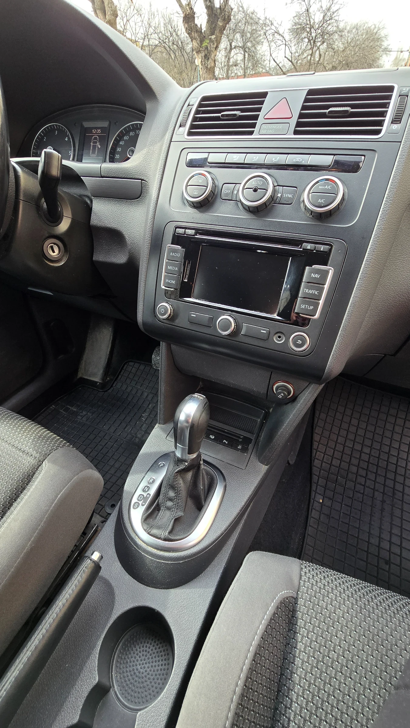 VW Touran 2.0 TDI - 150 к.с., снимка 16 - Автомобили и джипове - 56077357