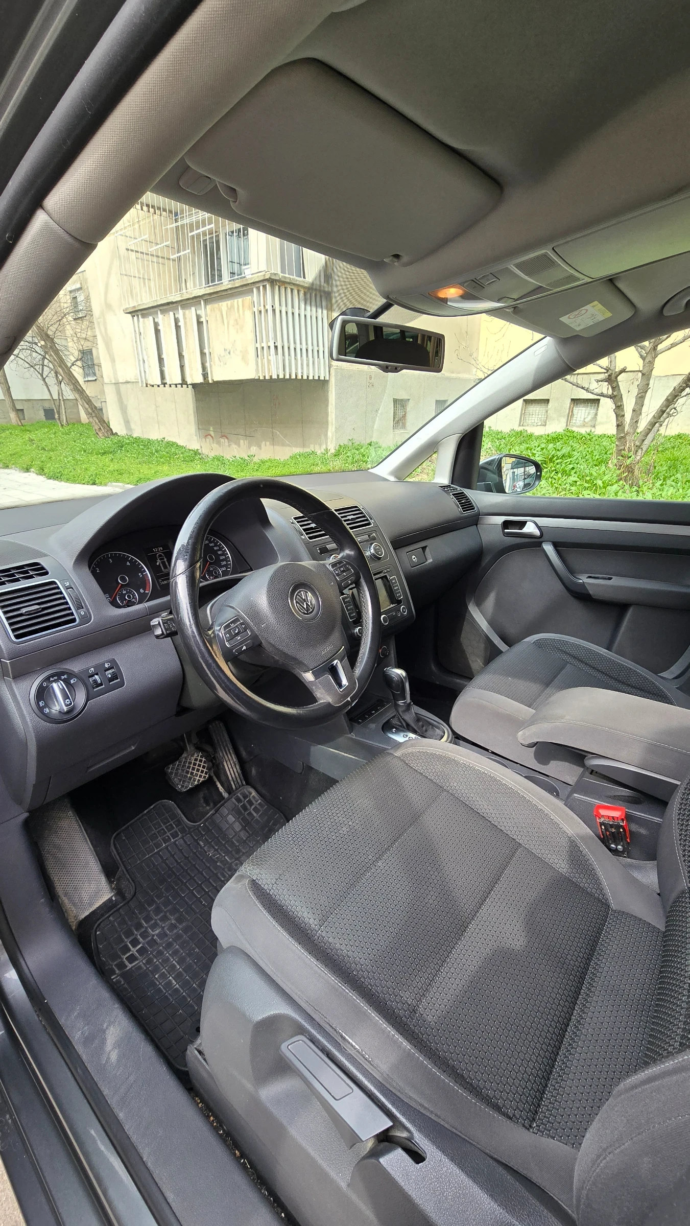 VW Touran 2.0 TDI - 150 к.с., снимка 6 - Автомобили и джипове - 56077357