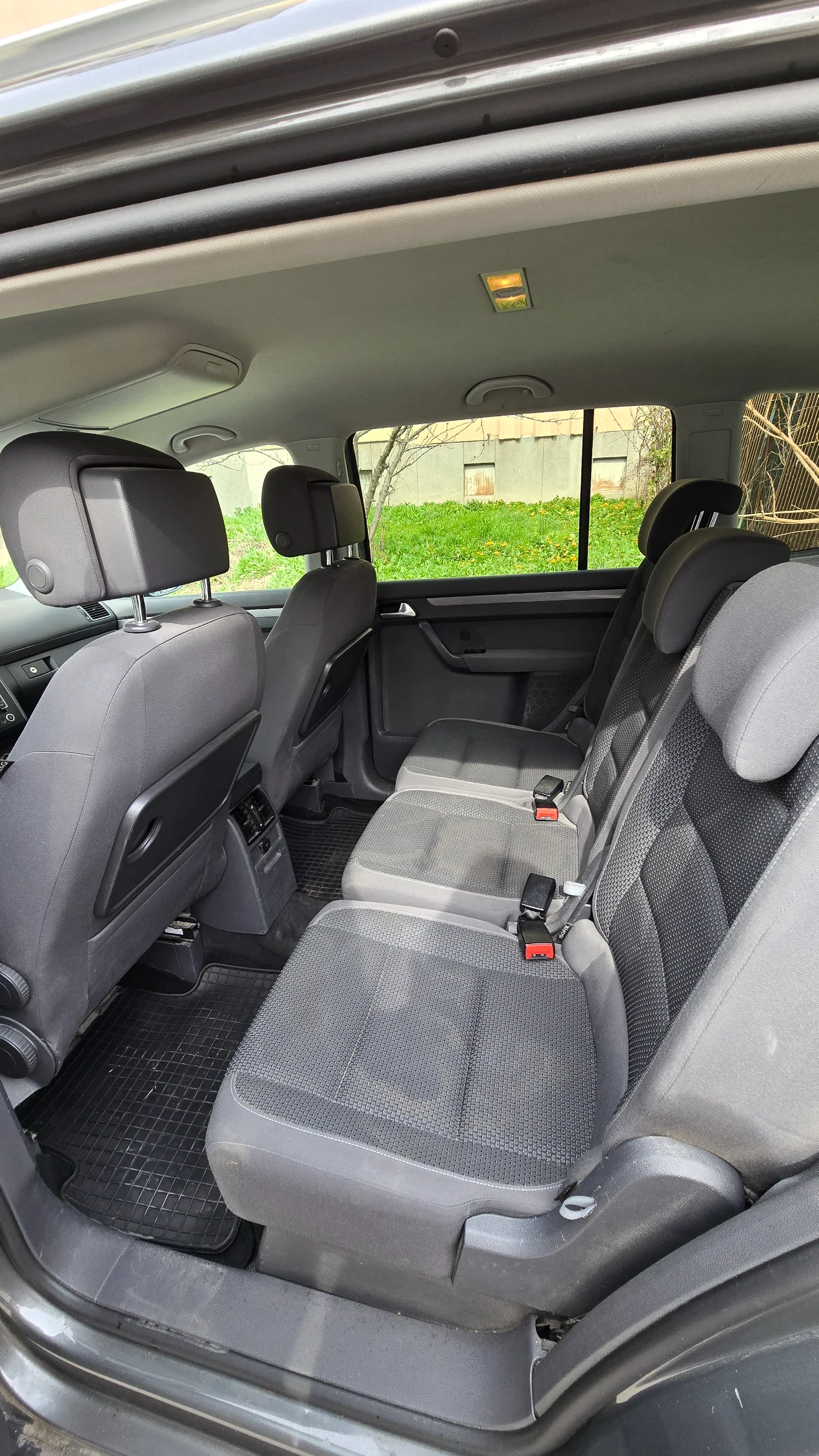 VW Touran 2.0 TDI - 150 к.с., снимка 11 - Автомобили и джипове - 56077357