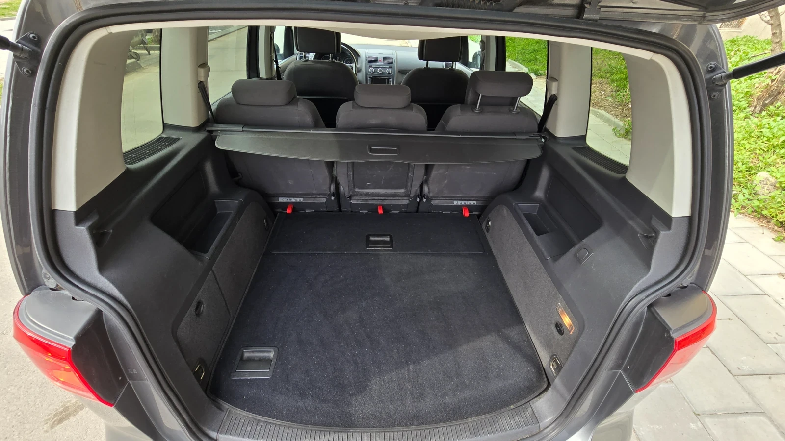 VW Touran 2.0 TDI - 150 к.с., снимка 13 - Автомобили и джипове - 56077357