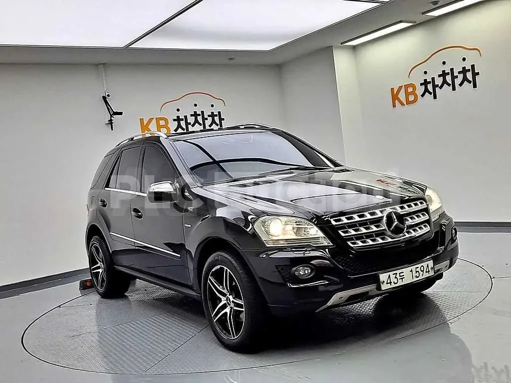 Mercedes-Benz ML 300 CDI| PANO| AMBIENT| ПОДГРЕВИ| ПАМЕТ| , снимка 2 - Автомобили и джипове - 54849360