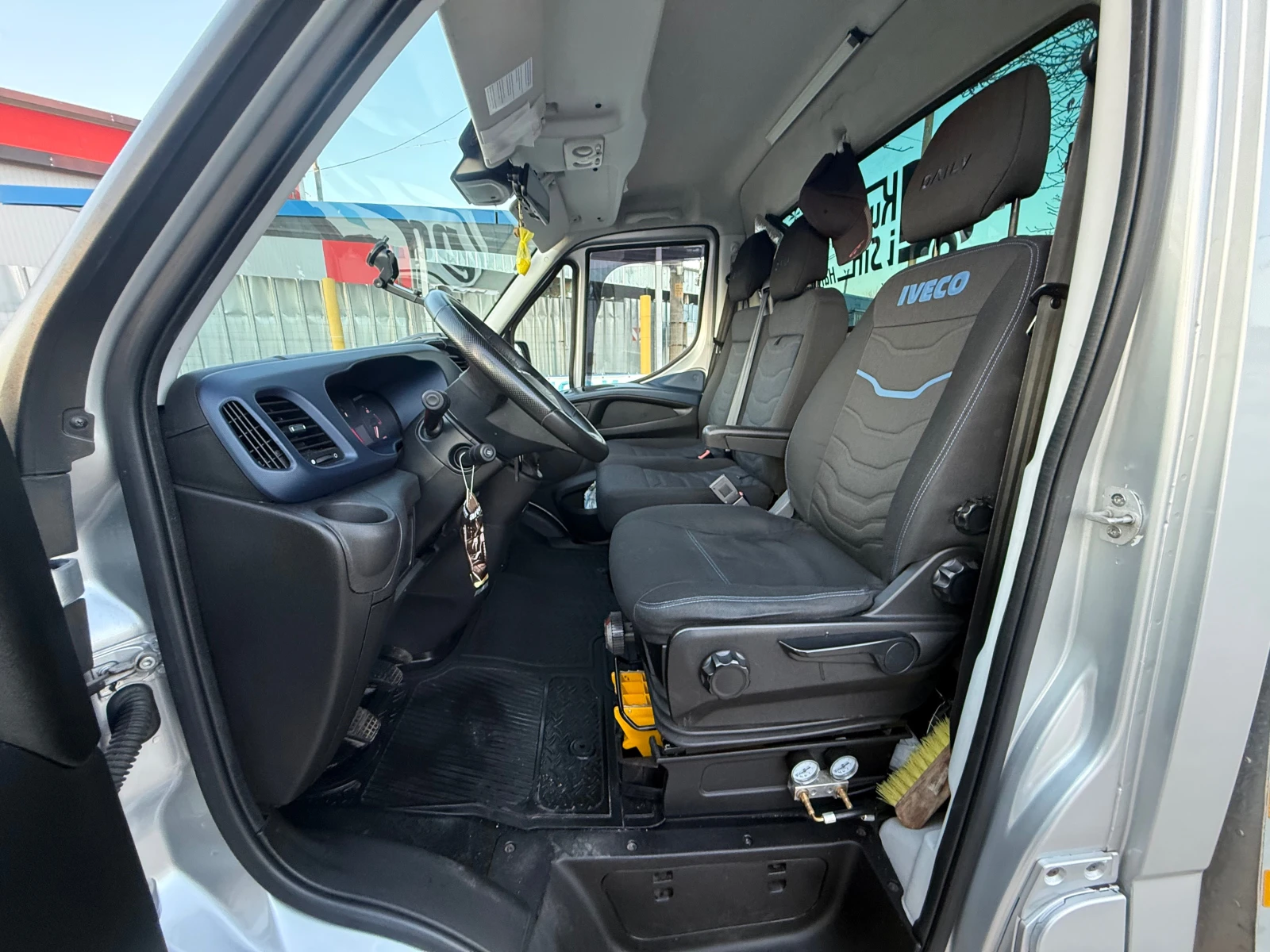 Iveco Daily 35C15 3.0 D СПЕЦИАЛЕН АВТОMOБИЛ - изображение 9