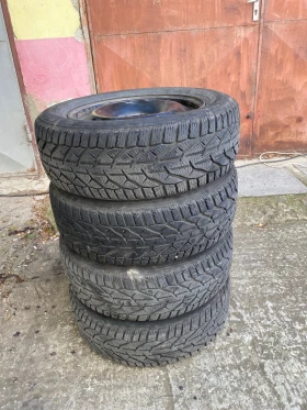 Гуми Зимни 215/60R16, снимка 1 - Гуми и джанти - 47658232