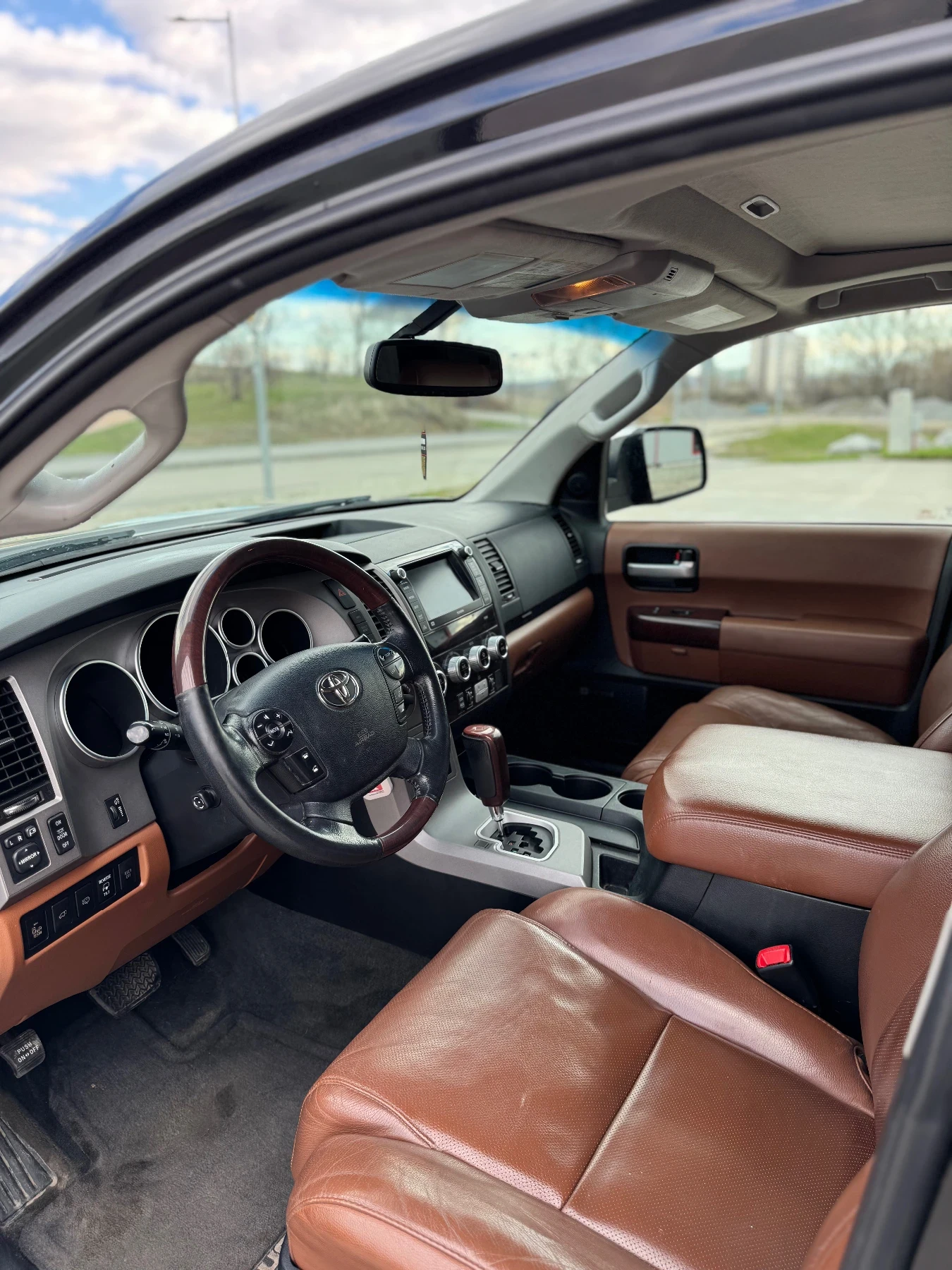 Toyota Sequoia Platinum 5.7i 4x4, снимка 9 - Автомобили и джипове - 55033055