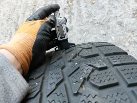 Гуми Зимни 275/45R20, снимка 3 - Гуми и джанти - 39109177