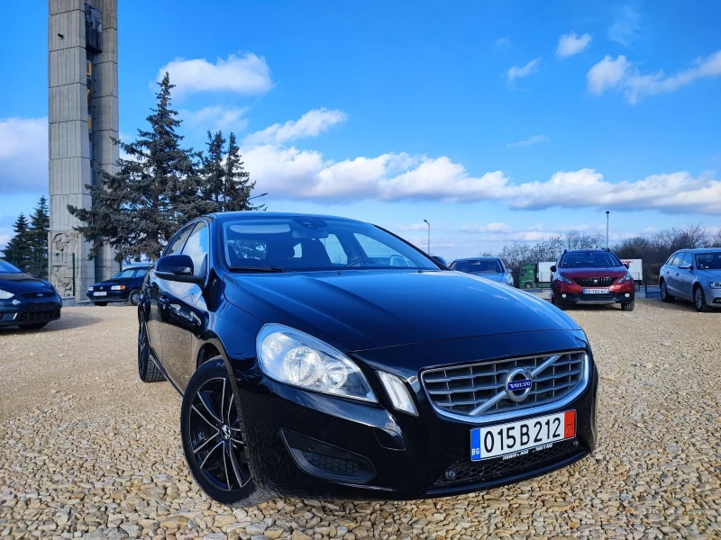 Volvo V60 D4 Momentum, снимка 1 - Автомобили и джипове - 48254149