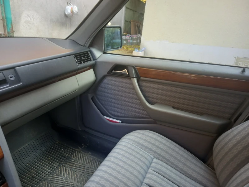 Mercedes-Benz E 220 124, снимка 11 - Автомобили и джипове - 48298754