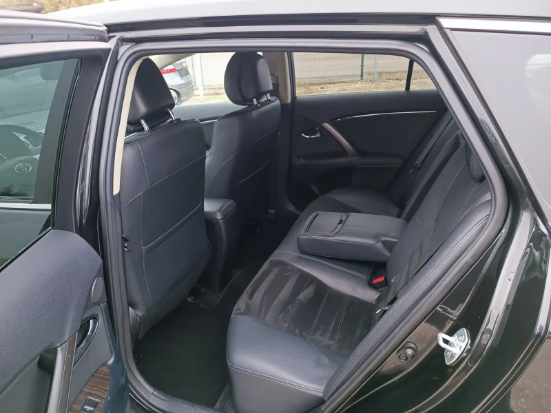 Toyota Avensis 2.0i-152кс-ШВЕЙЦАРИЯ-РЪЧКА-6ск-FACELIFT-KEYLESS, снимка 11 - Автомобили и джипове - 52337264