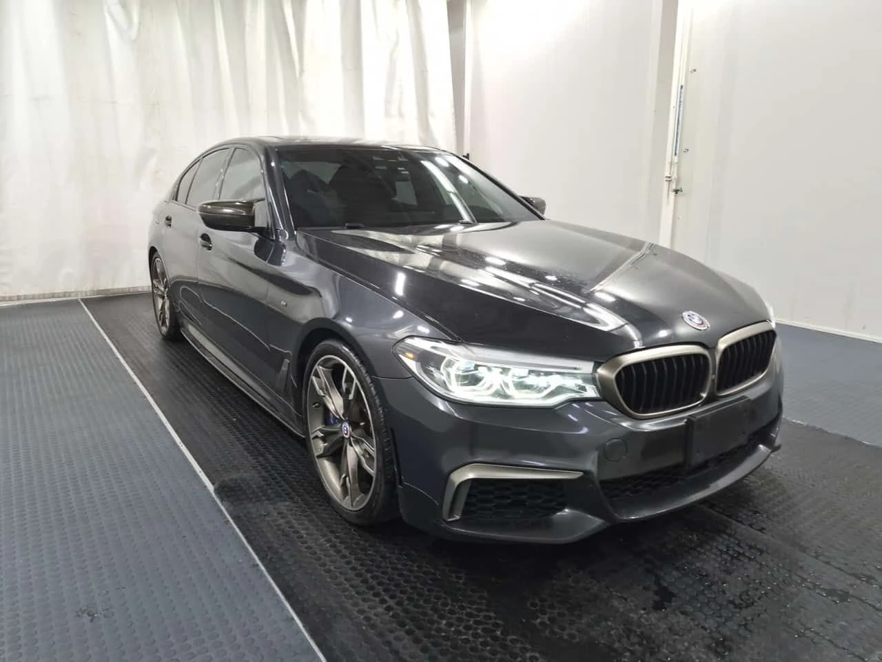 BMW 550 | M550I XDRIVE | CARFAX | БЕЗ ПЪРВОНАЧАЛНА ВНОСКА, снимка 2 - Автомобили и джипове - 55106084
