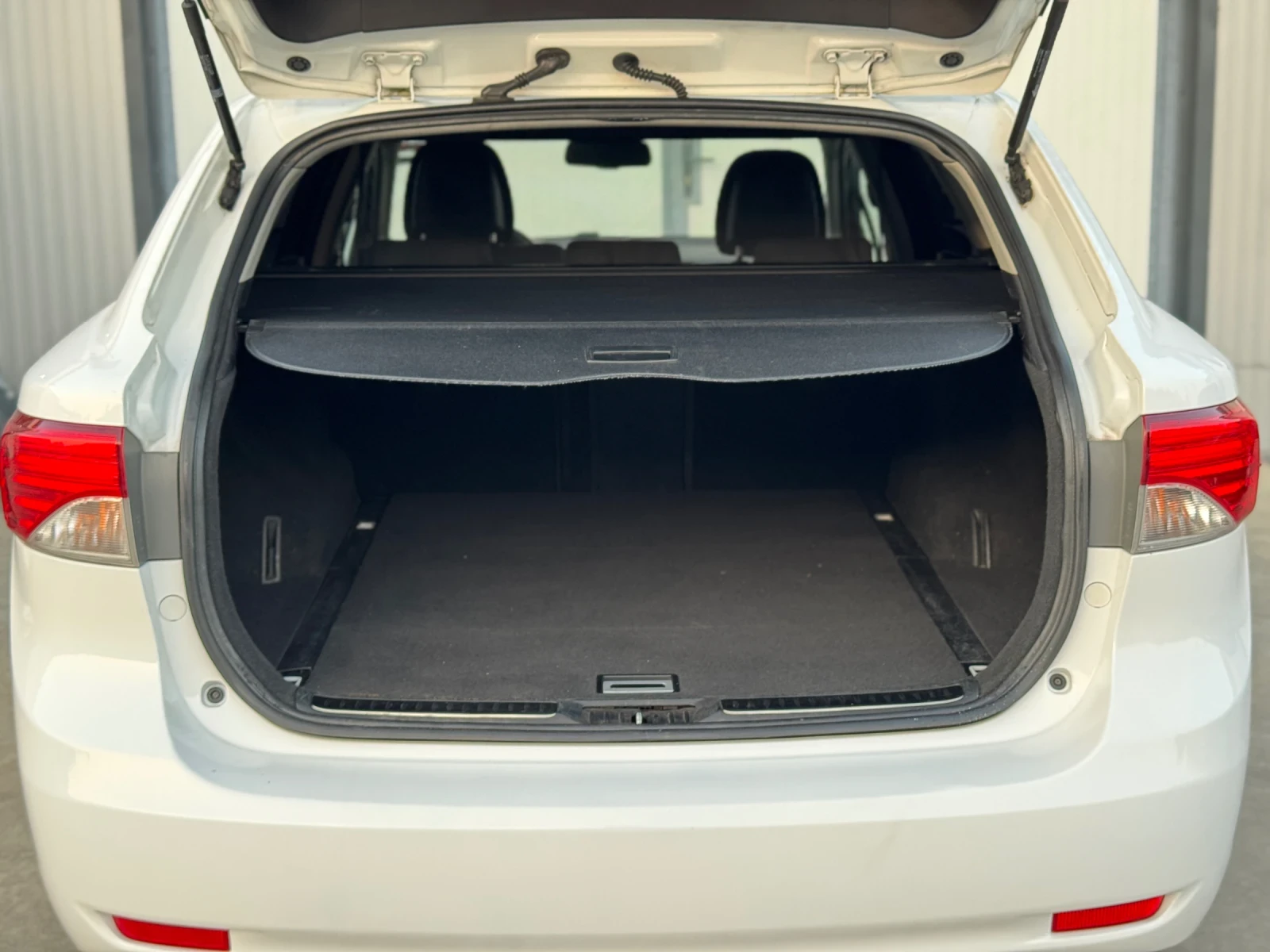 Toyota Avensis 1.8 VVT-i Life/Navi/Подгрев/Сервизна История, снимка 17 - Автомобили и джипове - 55432422