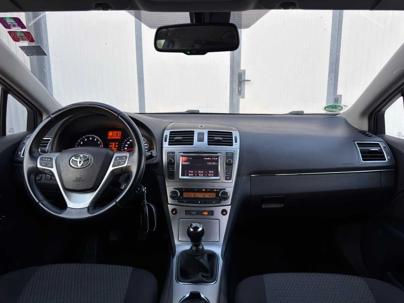 Toyota Avensis 1.8 VVT-i Life/Navi/Подгрев/Сервизна История, снимка 10 - Автомобили и джипове - 55432422