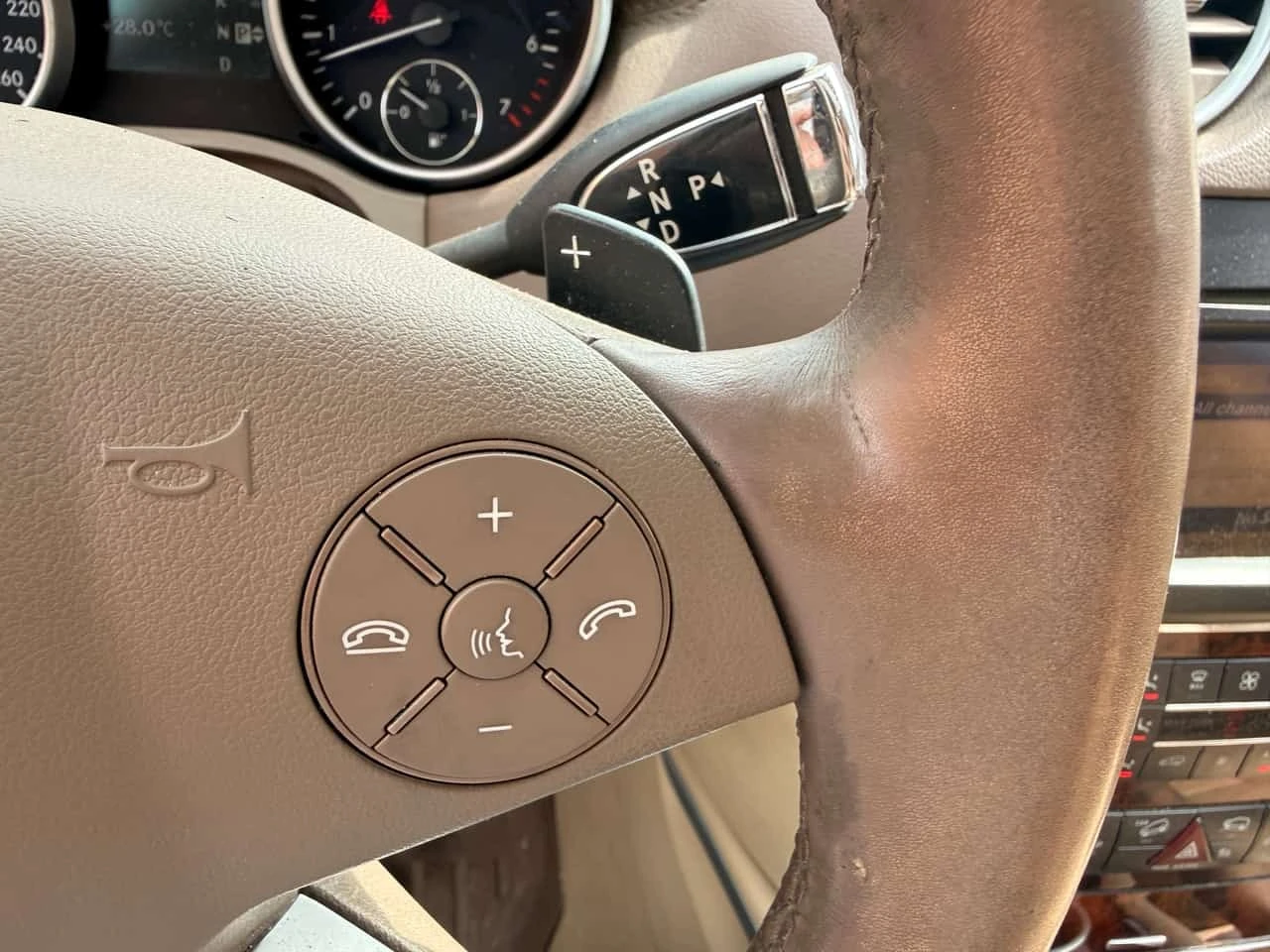 Mercedes-Benz ML 550 AMG * KEYLESS * AIRMAIC * ШИБИДАХ * CARFAX * , снимка 8 - Автомобили и джипове - 55784803
