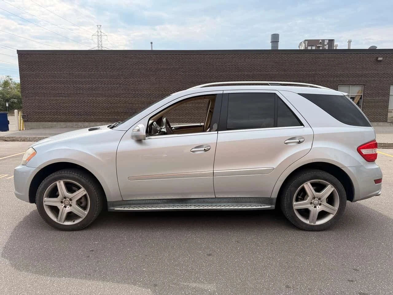 Mercedes-Benz ML 550 AMG * KEYLESS * AIRMAIC * ШИБИДАХ * CARFAX * , снимка 2 - Автомобили и джипове - 55784803