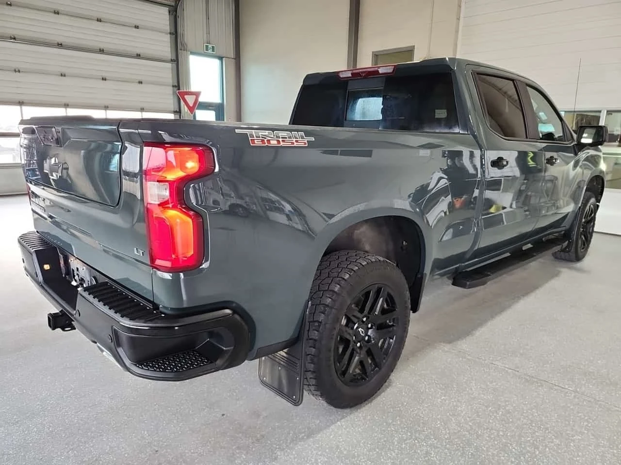 Chevrolet Silverado * LT TRAIL BOSS CREW CAB STD BED* АВТОКРЕДИТ* , снимка 3 - Автомобили и джипове - 56259658