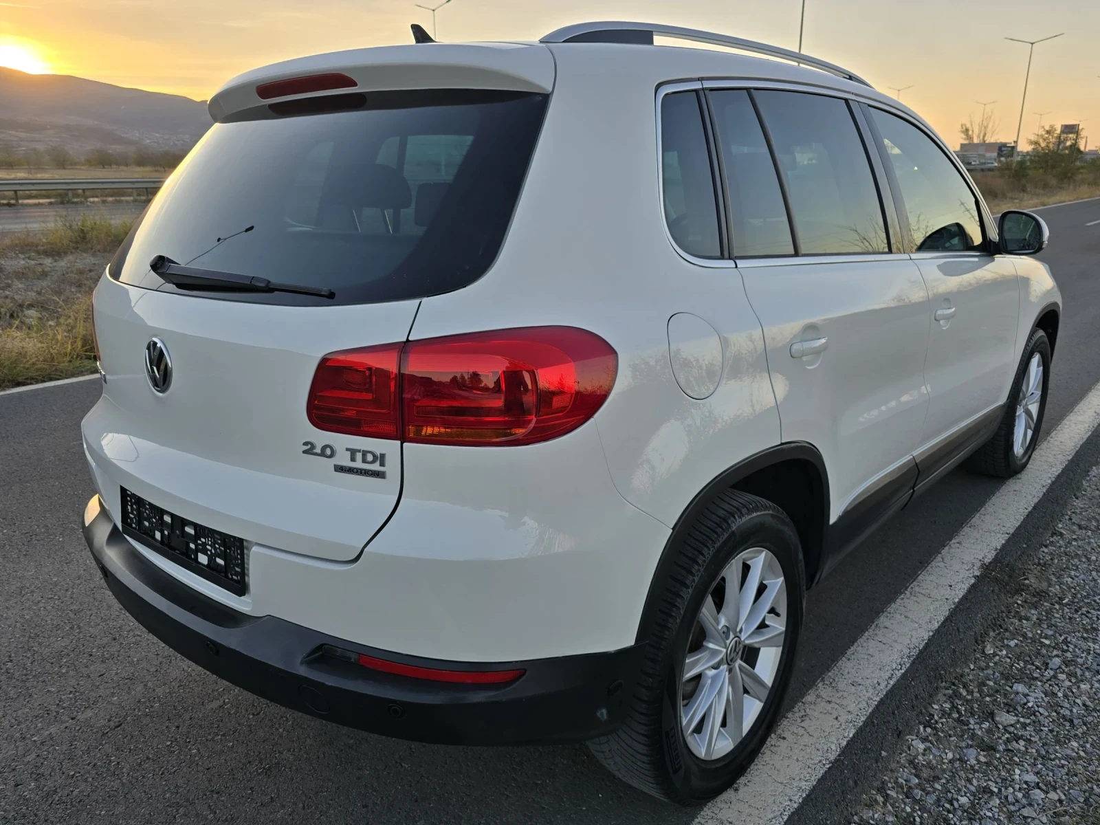 VW Tiguan 2.0TDI/HIGH-LINE/4X4/ РЪЧКА/НАВИГАЦИЯ/НОВА - изображение 5