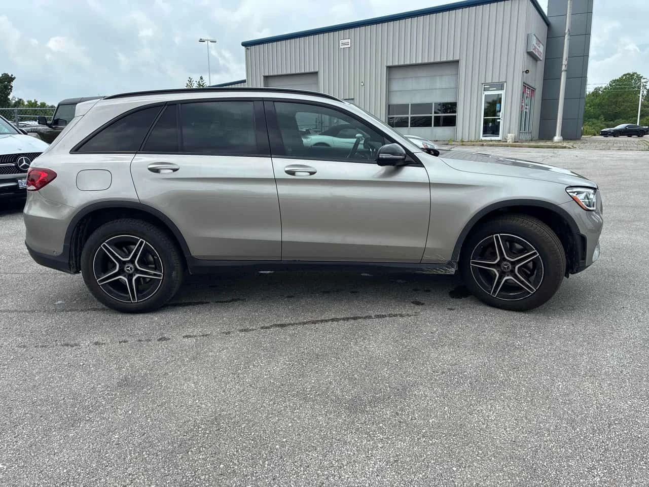 Mercedes-Benz GLC 300 * ПРЕДСТАВИТЕЛСТВО * КЛИП * ДИСТРОНИК * 360, снимка 3 - Автомобили и джипове - 54875652