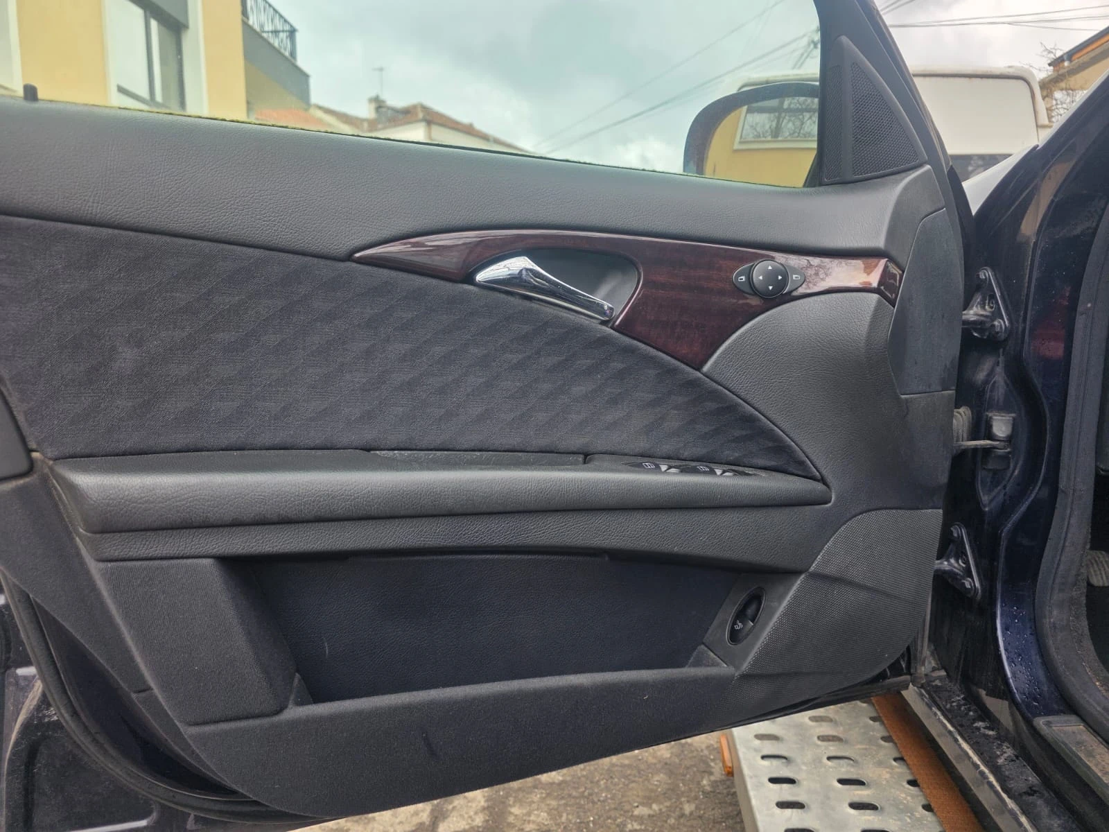 Mercedes-Benz E 220, снимка 6 - Автомобили и джипове - 54031094