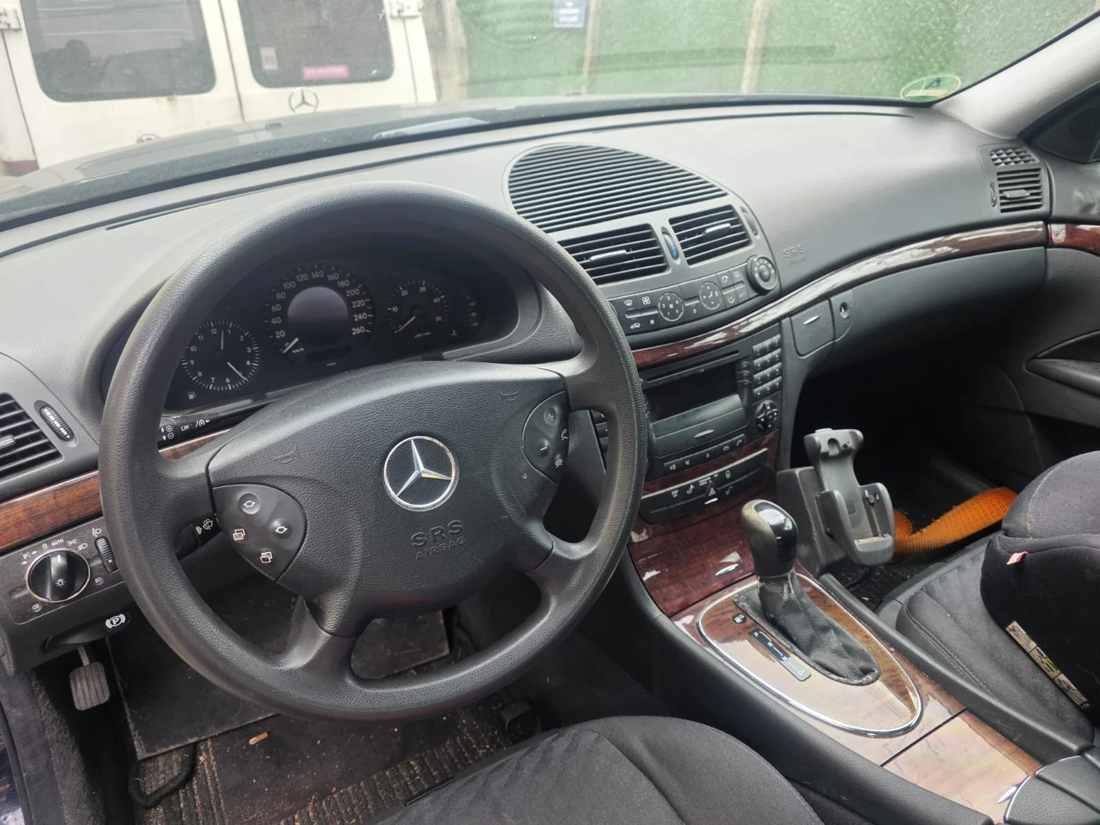 Mercedes-Benz E 220, снимка 7 - Автомобили и джипове - 54031094
