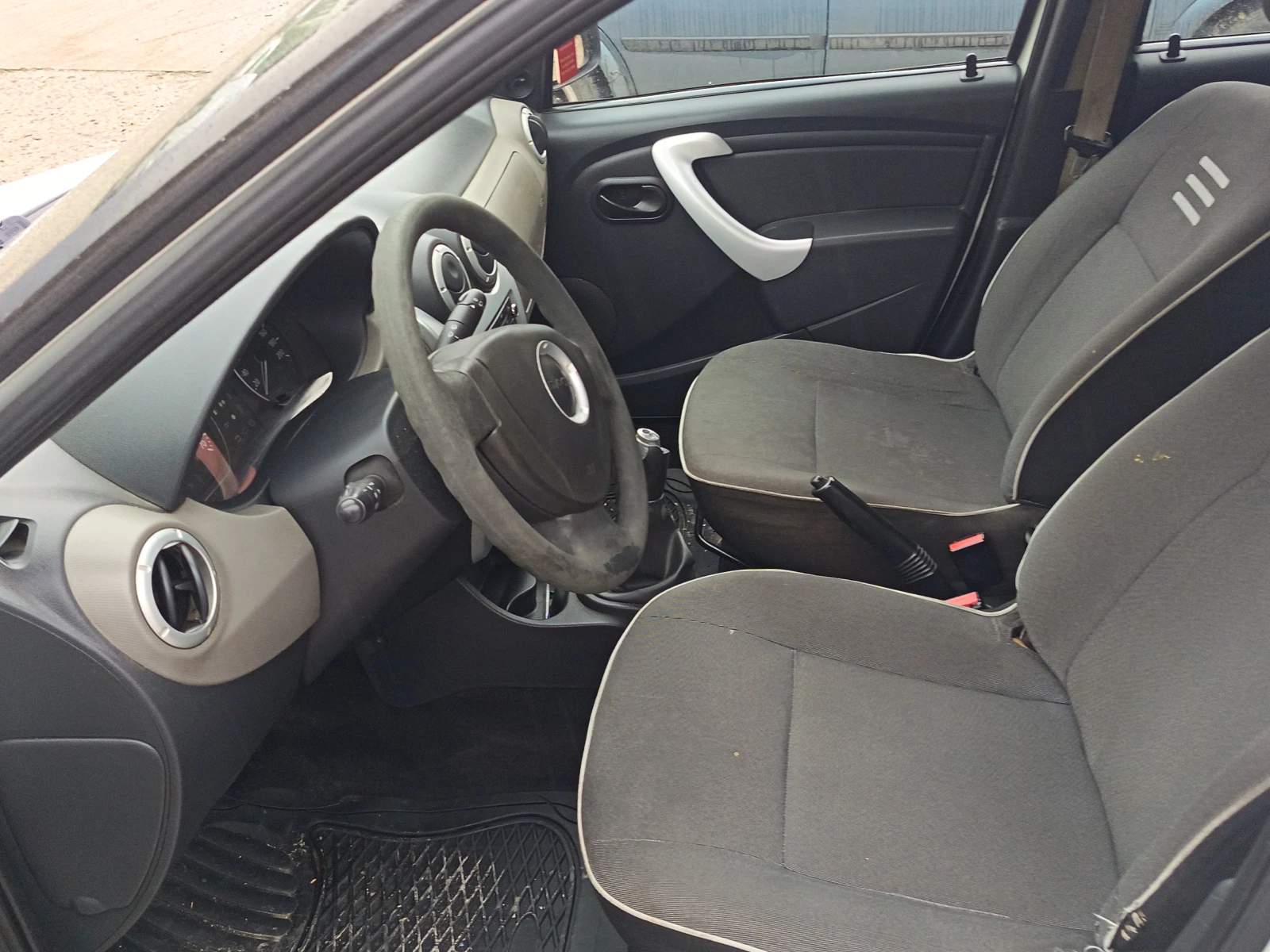 Dacia Logan, снимка 4 - Автомобили и джипове - 56725022