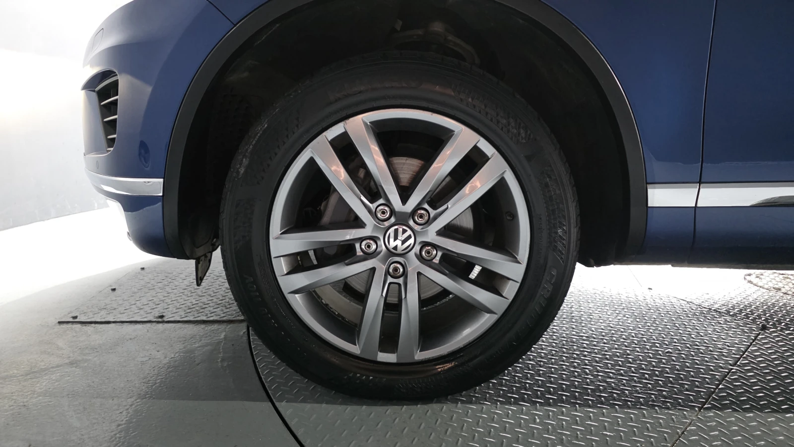 VW Touareg 3.0 TDI* ЕЛ. БАГАЖНИК* ПОДГРЕВ ВОЛАН* ЛЮК* КРАЙНА , снимка 5 - Автомобили и джипове - 55983956