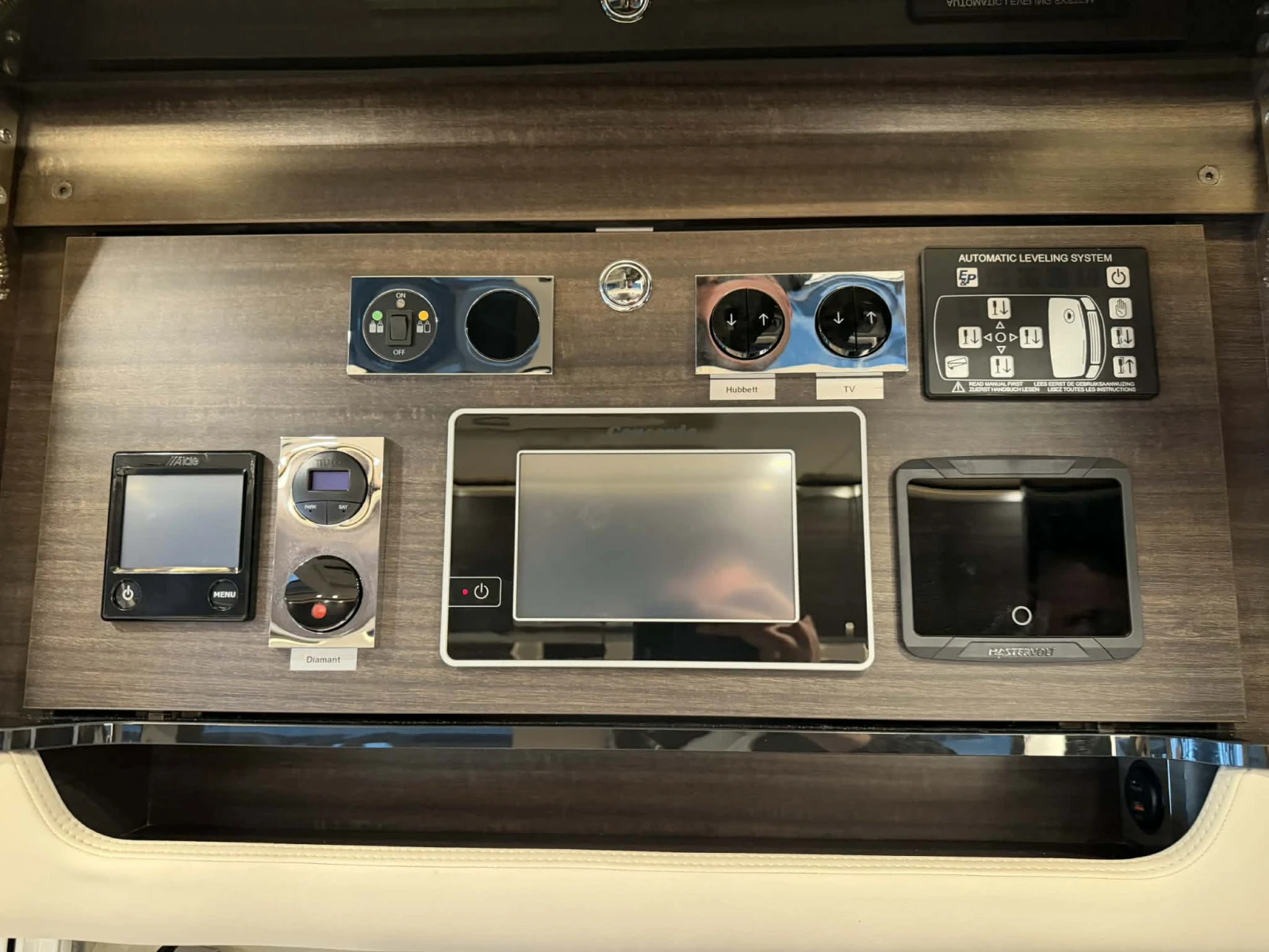 Кемпер Concorde Charisma 3.0 207к.с. AT8 Iveco FULL, снимка 11 - Каравани и кемпери - 54766609