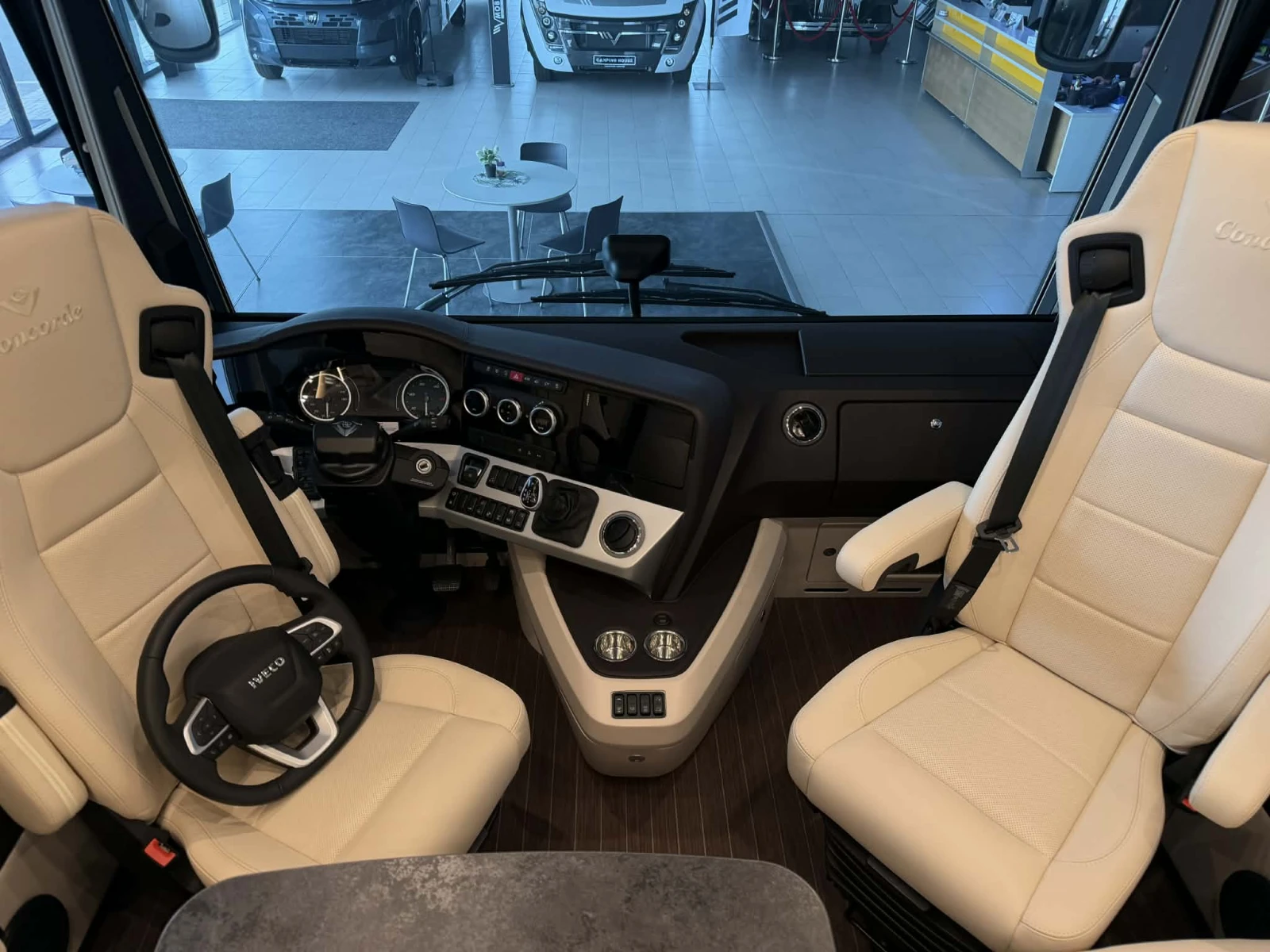 Кемпер Concorde Charisma 3.0 207к.с. AT8 Iveco FULL, снимка 4 - Каравани и кемпери - 54766609