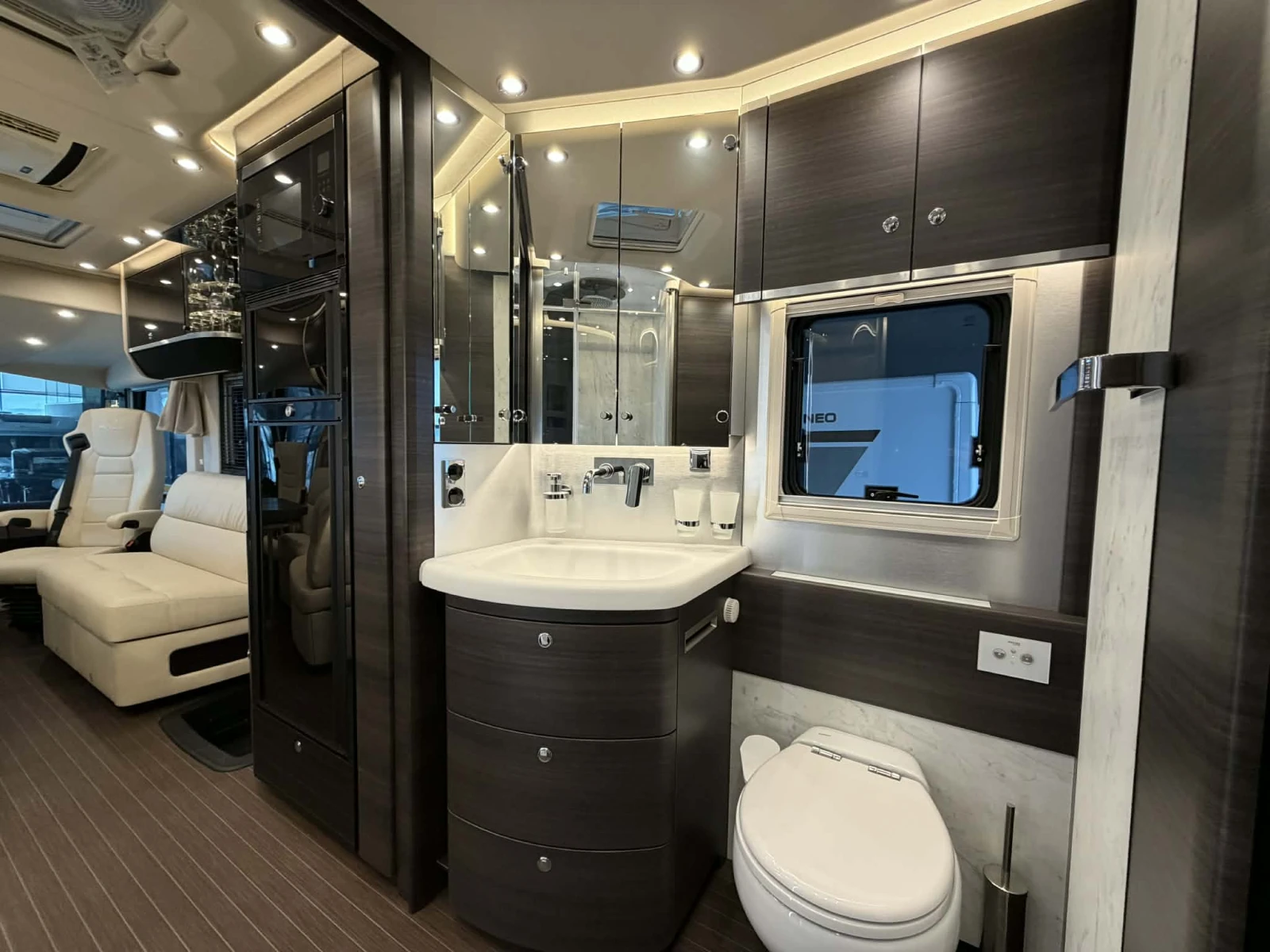 Кемпер Concorde Charisma 3.0 207к.с. AT8 Iveco FULL, снимка 9 - Каравани и кемпери - 54766609