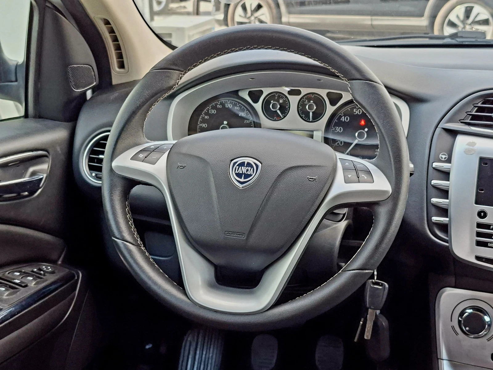 Lancia Delta 1.4T/Фабрична газ/ Топ състояние, снимка 12 - Автомобили и джипове - 54840836