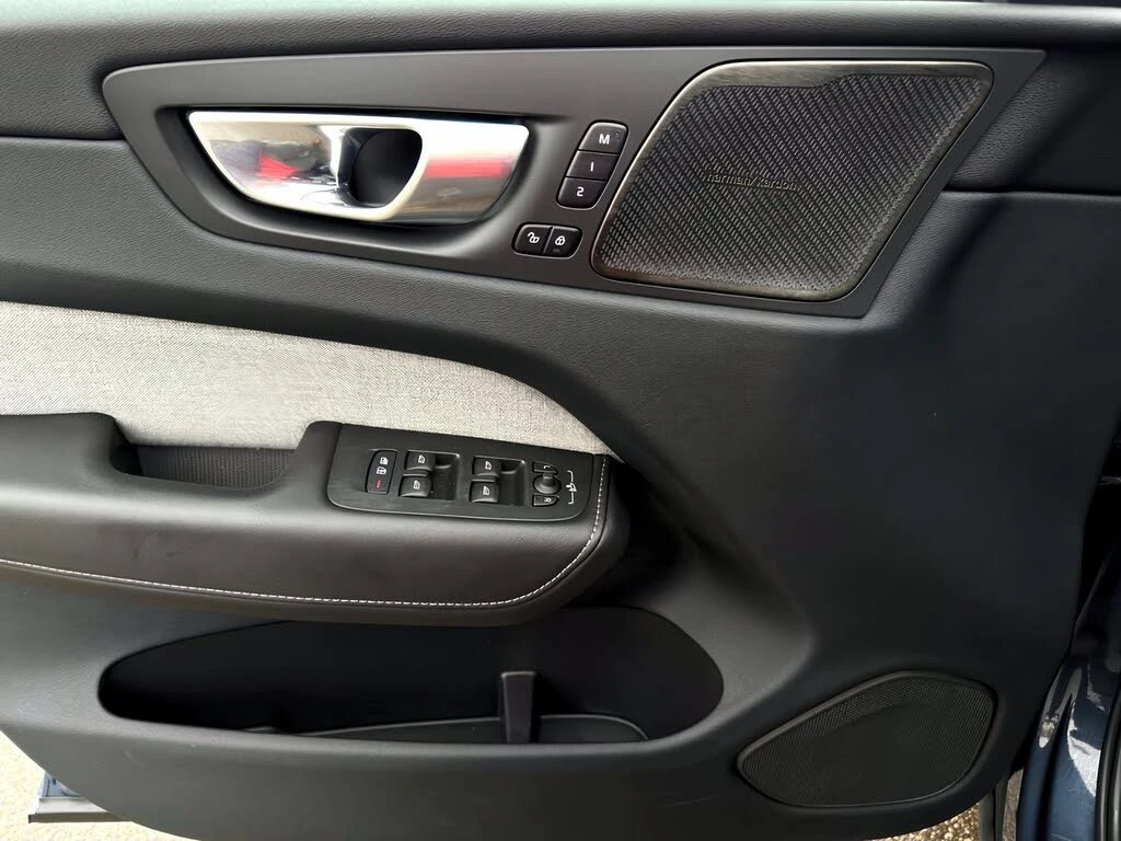 Volvo XC60 Recharge T8 Ultimate Dark Theme eAWD, снимка 13 - Автомобили и джипове - 54565644