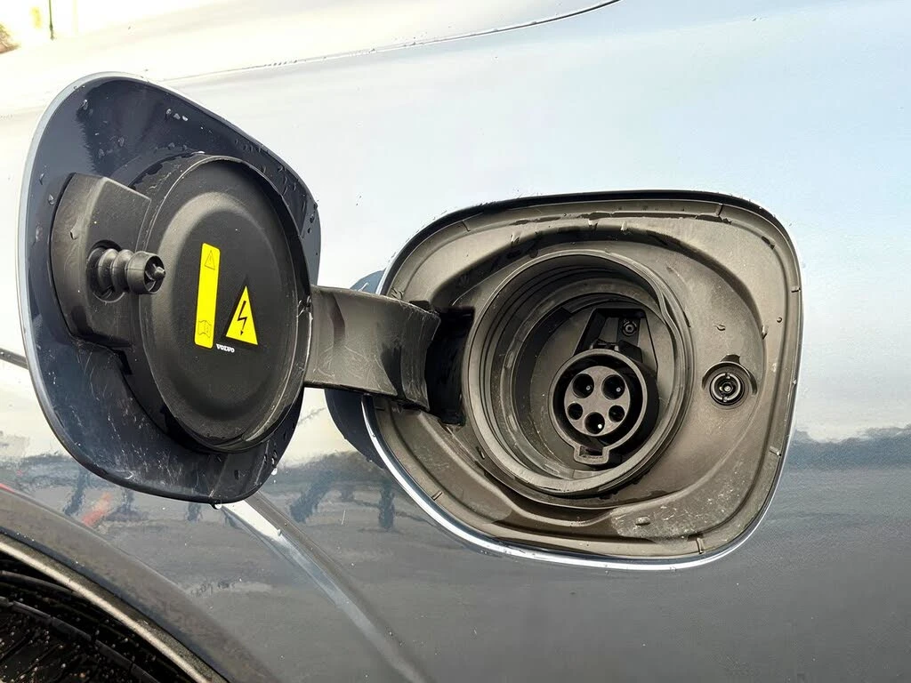 Volvo XC60 Recharge T8 Ultimate Dark Theme eAWD, снимка 11 - Автомобили и джипове - 54565644