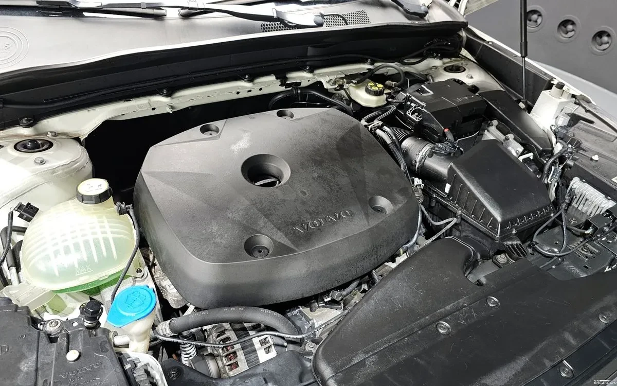 Volvo XC40 T4 2.0 Momentum, снимка 5 - Автомобили и джипове - 54853428