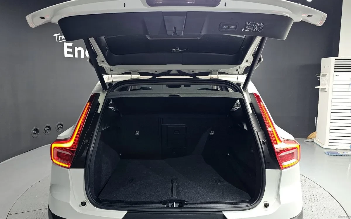 Volvo XC40 T4 2.0 Momentum, снимка 17 - Автомобили и джипове - 54853428