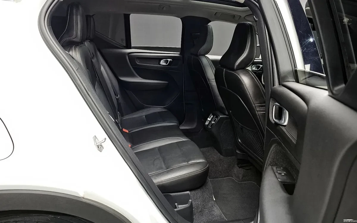 Volvo XC40 T4 2.0 Momentum, снимка 11 - Автомобили и джипове - 54853428