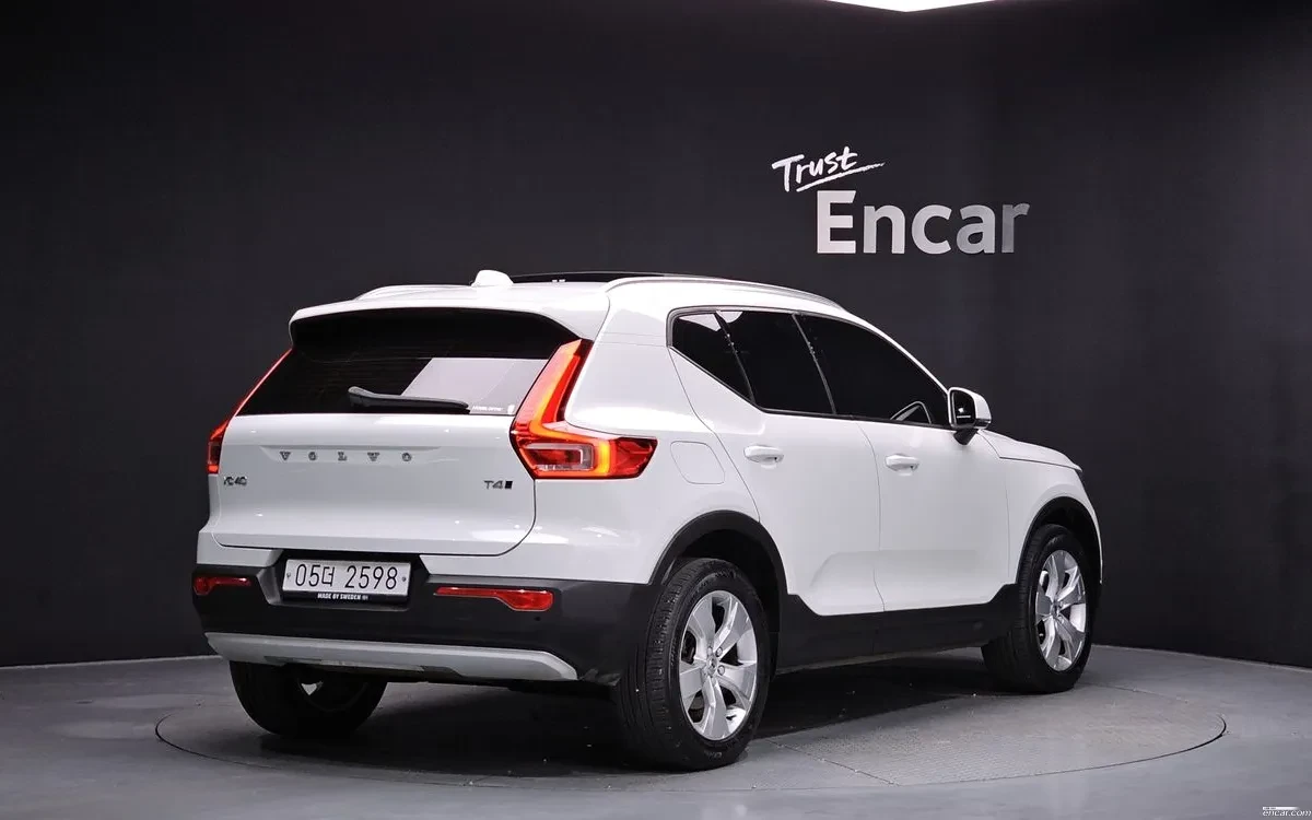 Volvo XC40 T4 2.0 Momentum, снимка 2 - Автомобили и джипове - 54853428