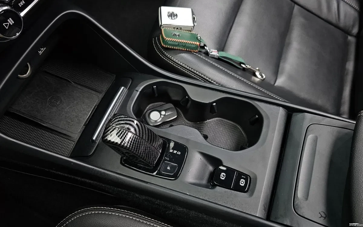 Volvo XC40 T4 2.0 Momentum, снимка 8 - Автомобили и джипове - 54853428