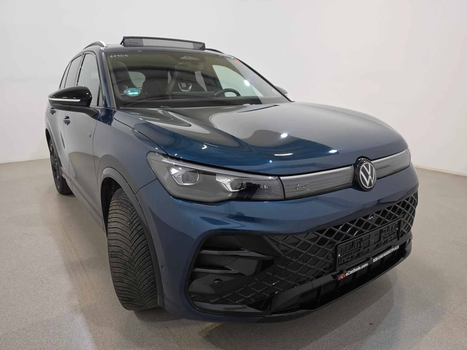 VW Tiguan 1.5 eTSI R-Line Aut. Pano LED-Matrix Head-Up, снимка 3 - Автомобили и джипове - 54916206