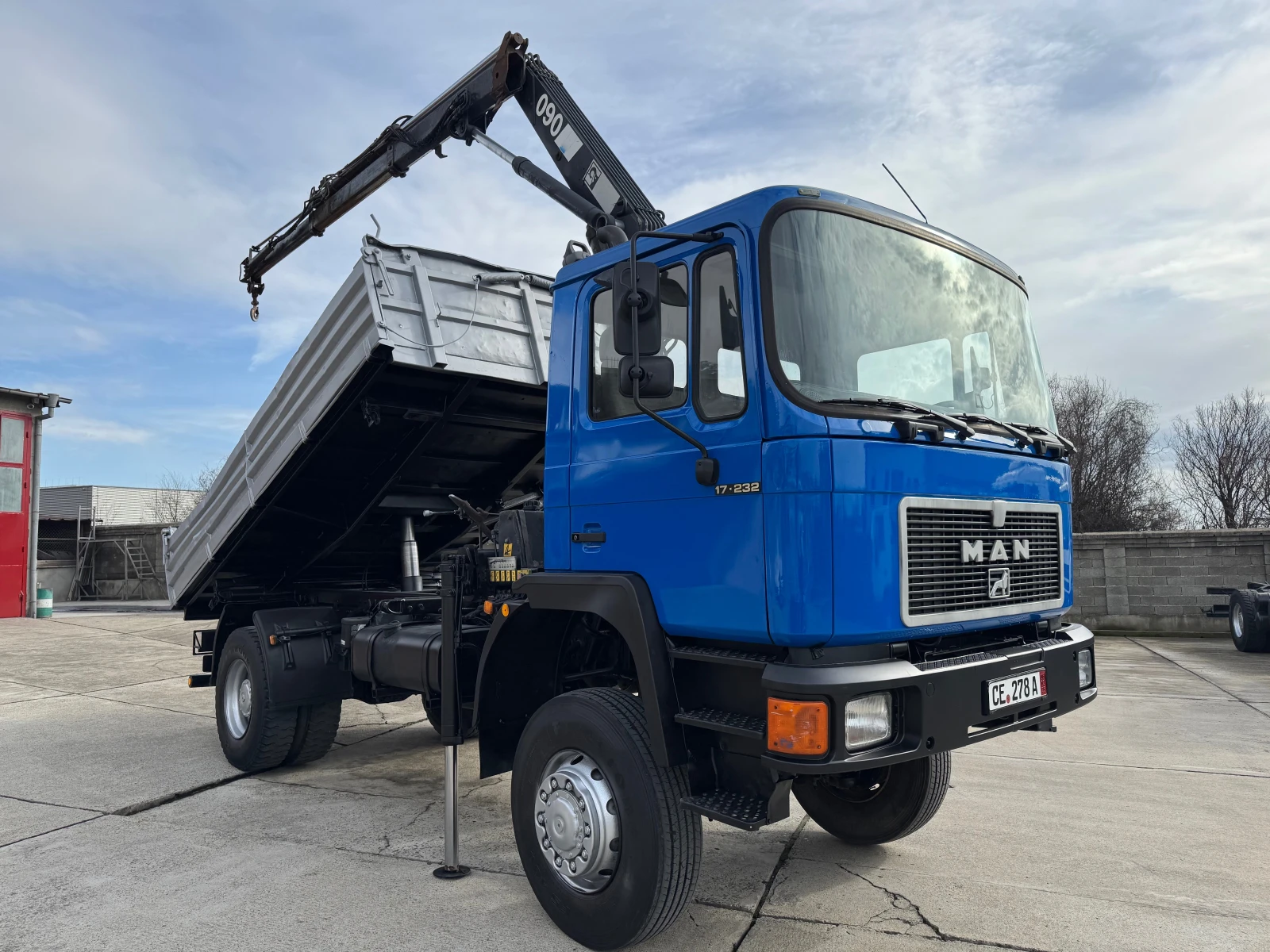 Man 17.232 4x4 , HIAB 090  , тристранен самосвал - изображение 6