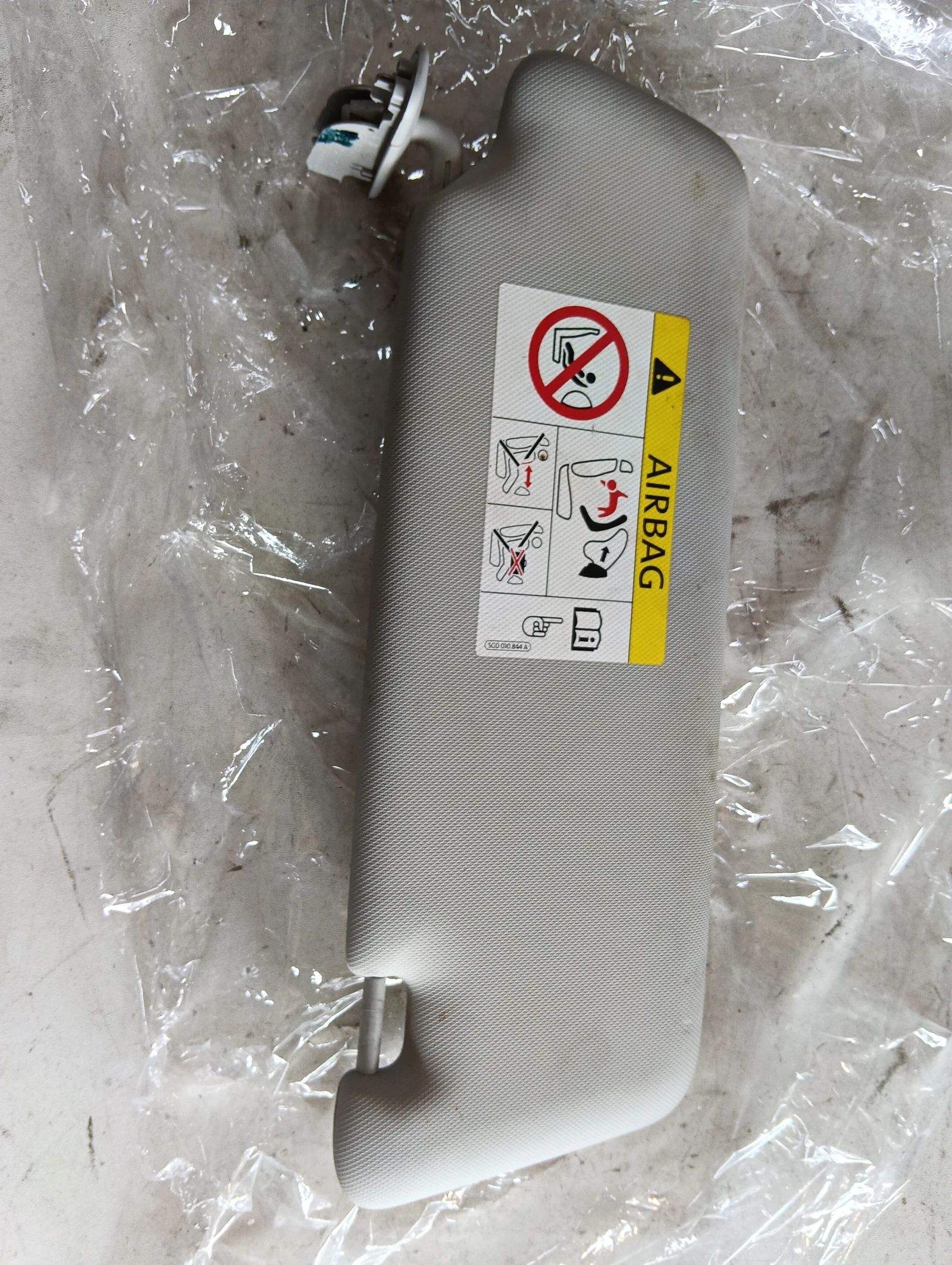 сенник ляв 5G0010844A 8V0857551 СИВ Audi A3