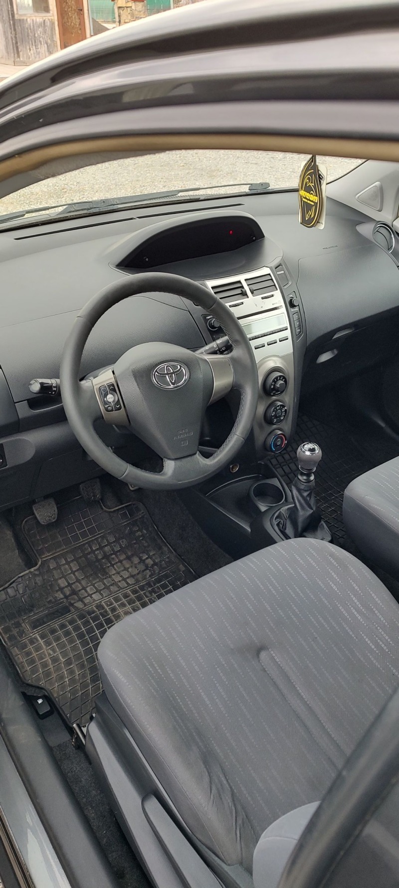 Toyota Yaris 1.3 vvti , снимка 12 - Автомобили и джипове - 44641491
