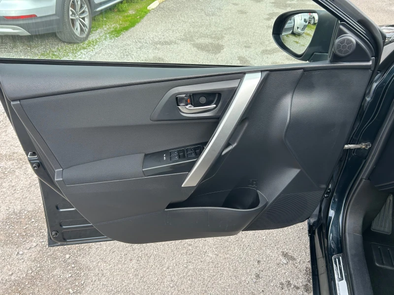 Toyota Auris 1.4D-4D, снимка 7 - Автомобили и джипове - 52663469