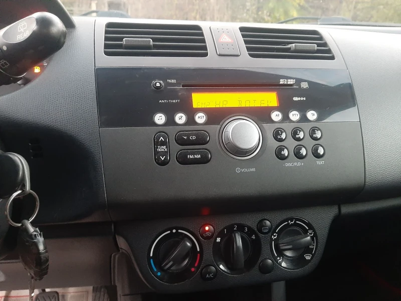 Suzuki Swift 1.3i KLIMA 4x4 FEIS, снимка 12 - Автомобили и джипове - 53388156