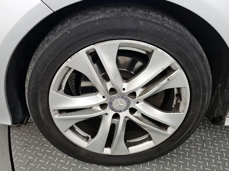 Mercedes-Benz E 200  - изображение 5