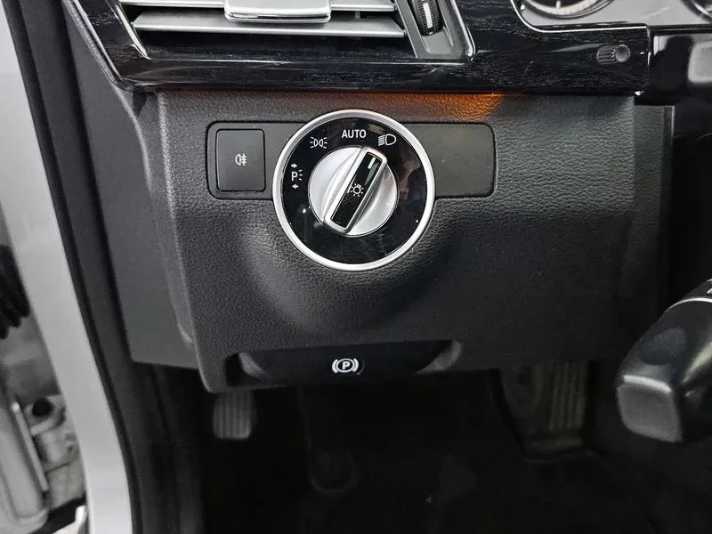 Mercedes-Benz E 200, снимка 16 - Автомобили и джипове - 52693456