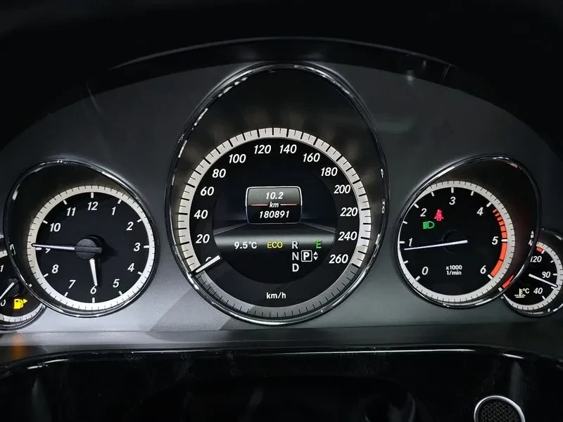 Mercedes-Benz E 200  - изображение 8