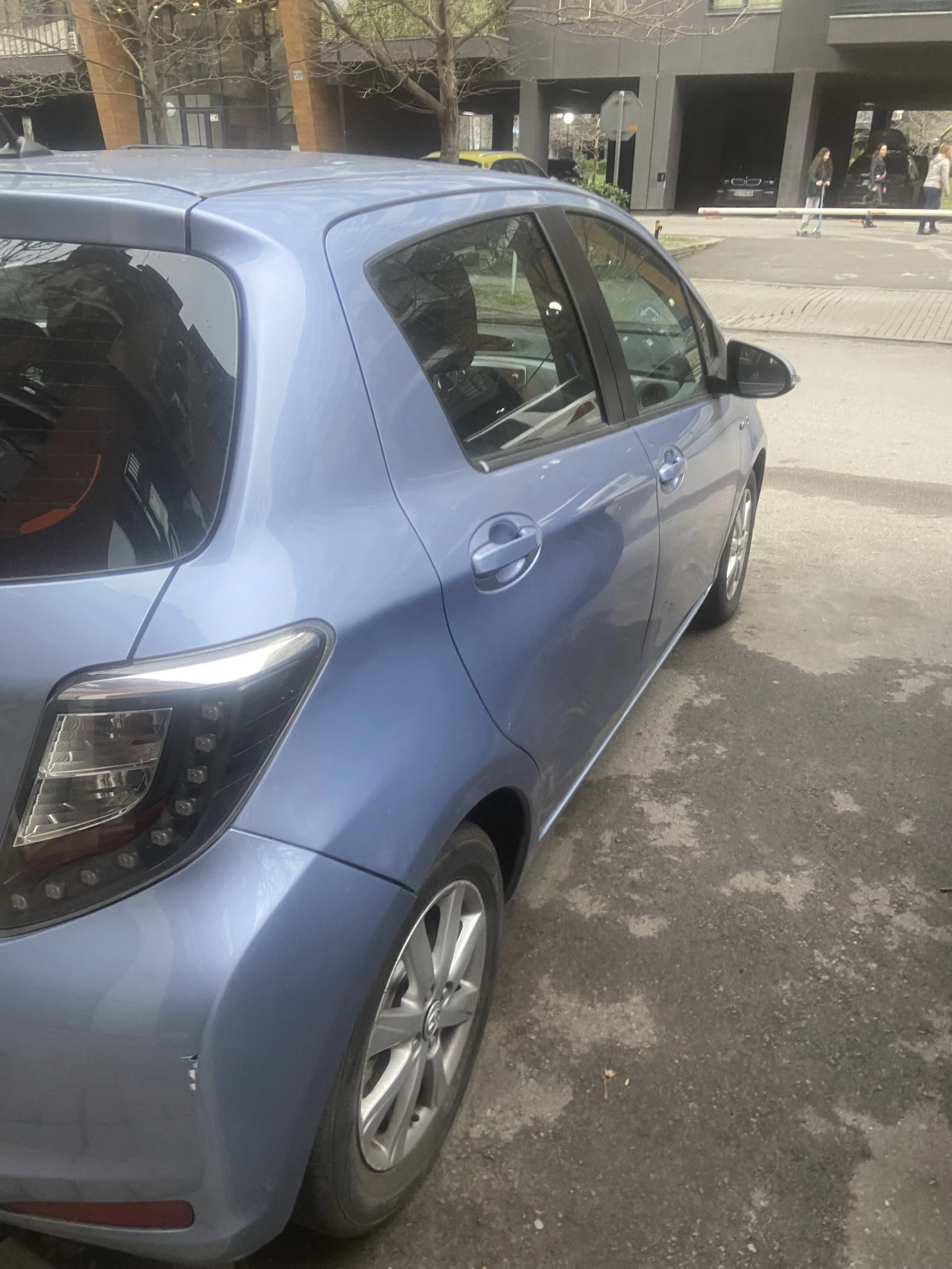 Toyota Yaris HIBRID - изображение 4