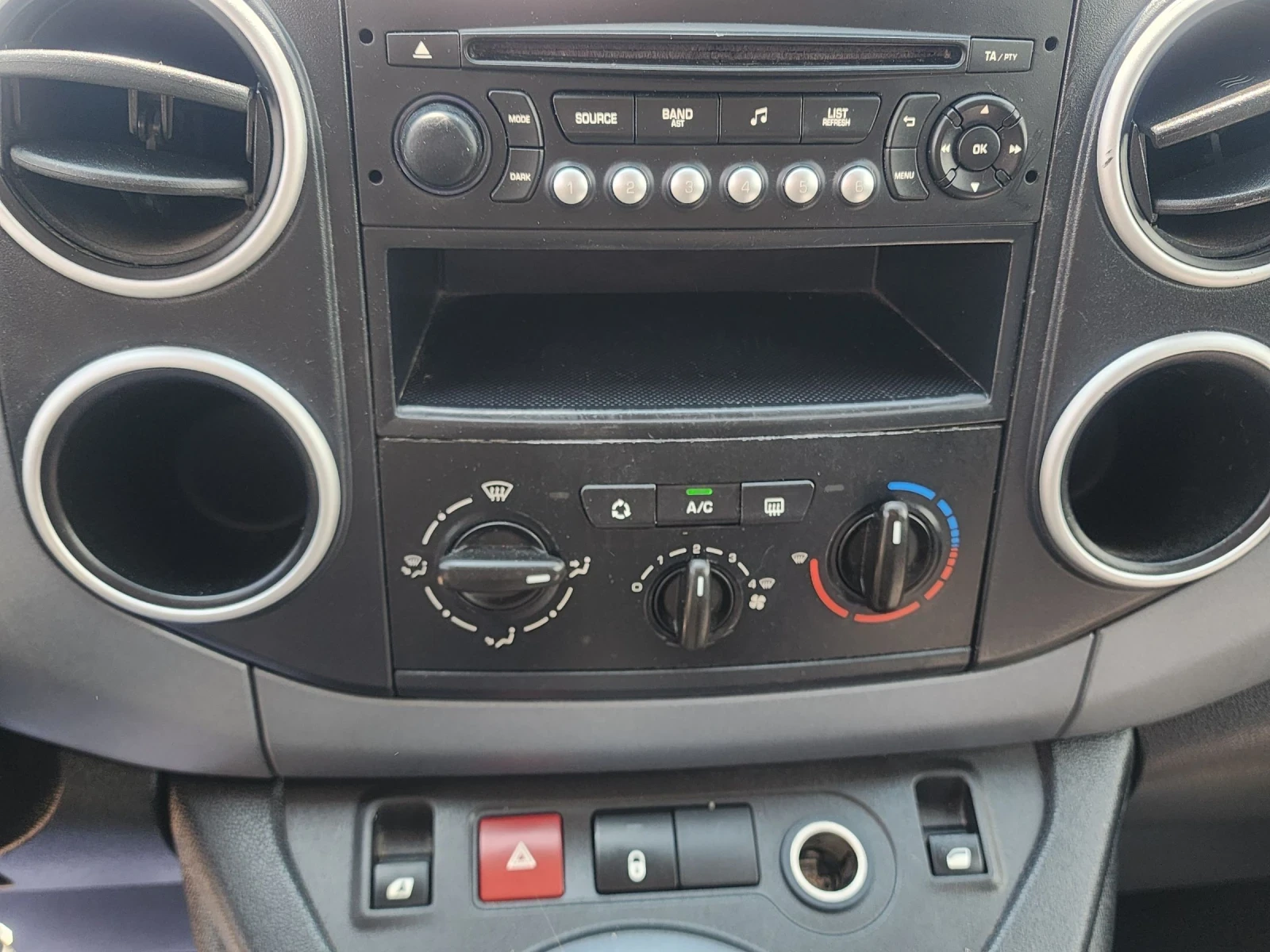 Peugeot Partner 1.6HDI 6+ 1 Facelift, снимка 9 - Автомобили и джипове - 54565079