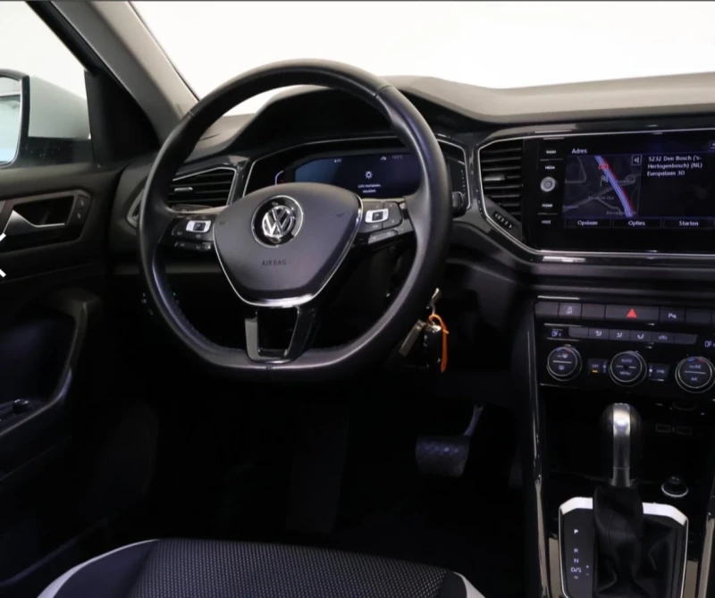 VW T-Roc, снимка 6 - Автомобили и джипове - 52658411